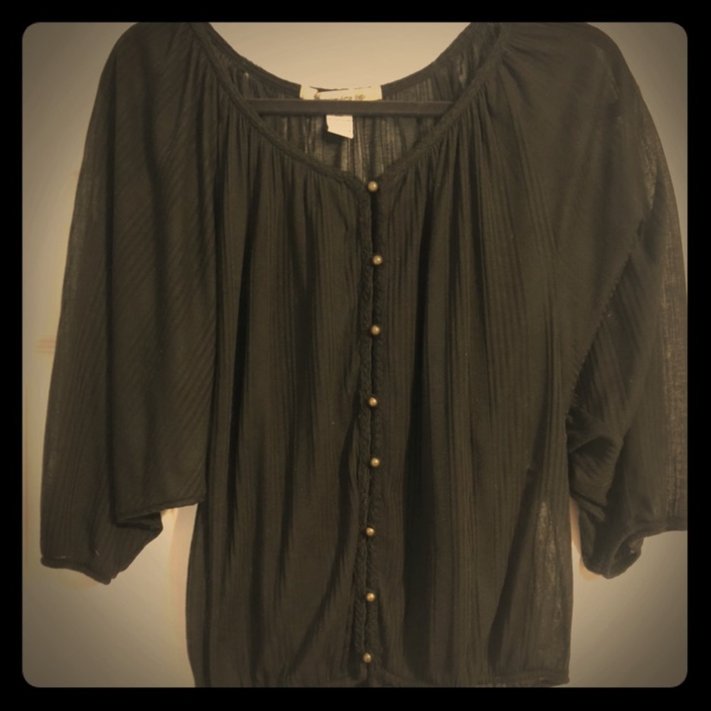 Black 3/4-sleeve top